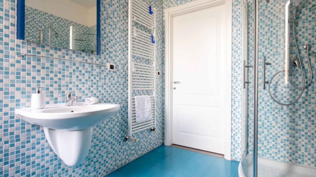 Large bathroom in the Florence Apartment with walk-in shower, washbasin, toilet, bidet and washing machine